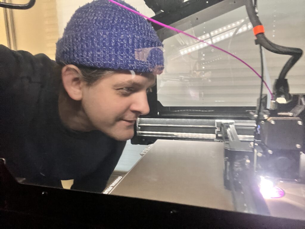 Ich beschaue den 3D-Druck ganz nah.