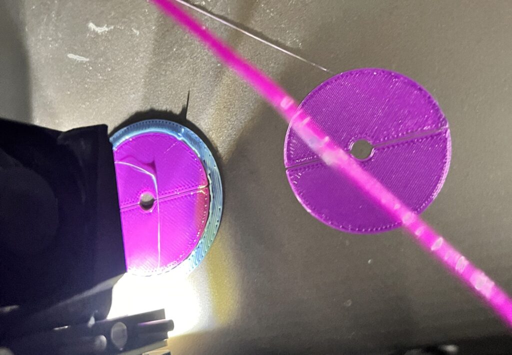 Erste Schichten des 3D-Drucks im Drucker.