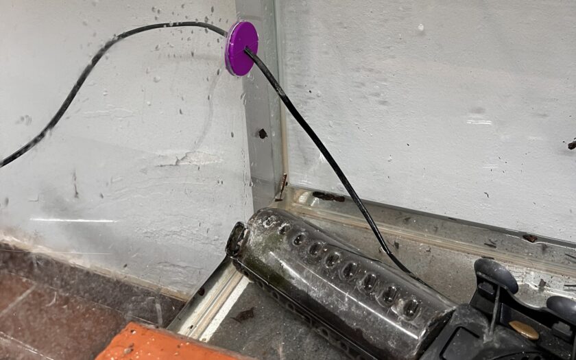 Kabeldurchführung durch ein Terrarium